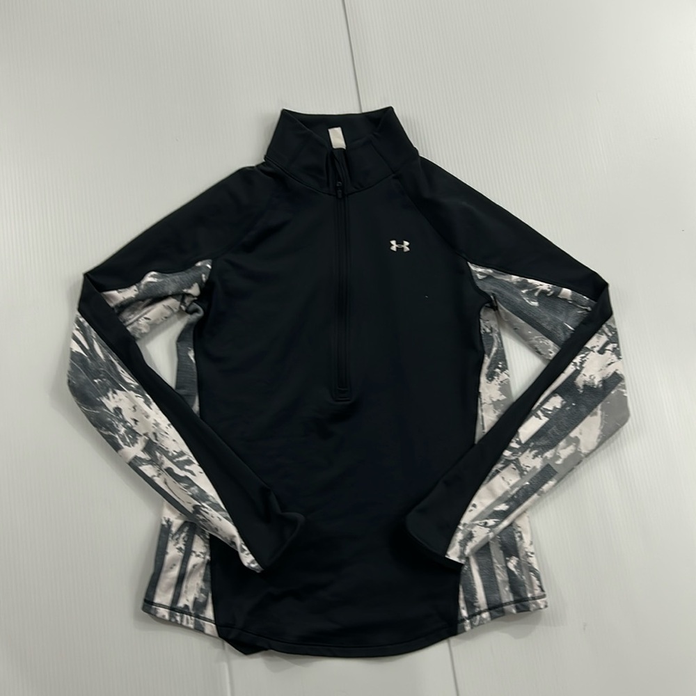 444. Women’s Under Armour Black and White Quarter-Zip Top (M)